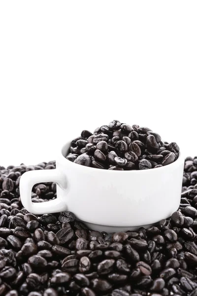 Koffiebonen geïsoleerd op witte achtergrond — Stockfoto