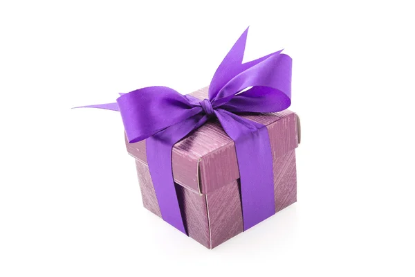 白い背景に隔離された紫色のギフトボックス — ストック写真