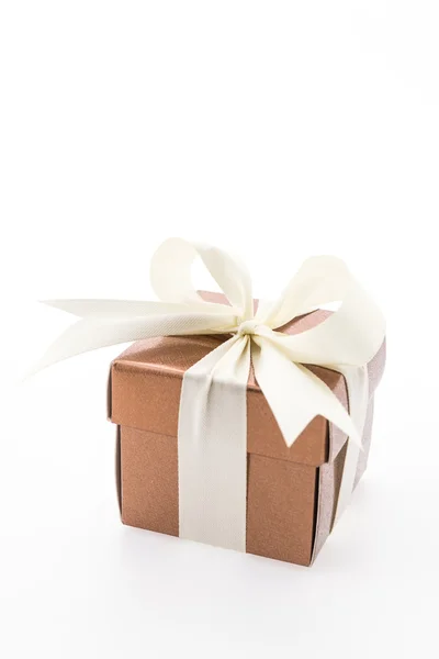 Золотая коробка подарок изолированы на белом фоне — стоковое фото
