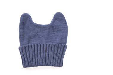 örme şapka üzerine beyaz izole