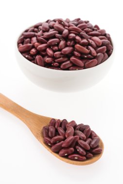 Beyaz arka plan üzerinde izole kırmızı fasulye böbrek