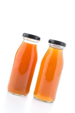 Beyaz arka plan üzerinde izole meyve suyu şişesi