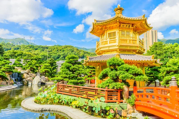 Gold Chinese pavilion at the park of Hong Kong — Stock Photo, Image