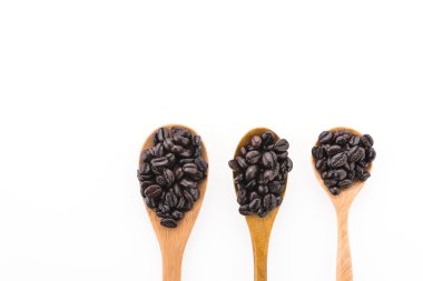 Beyaz arka planda izole kahve çekirdekleri