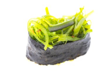 Deniz yosunu suşi üzerine beyaz izole