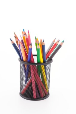 Beyaz arkaplanda izole edilmiş renkli kalem