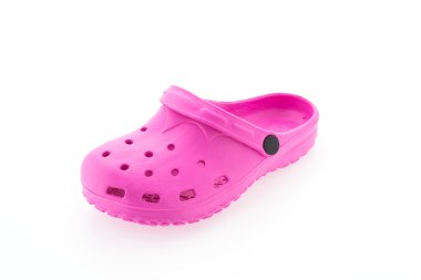 Beyaz arkaplanda izole edilmiş pembe sandaletler