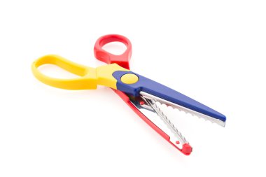 Beyaz arka plan üzerinde izole zikzak makas