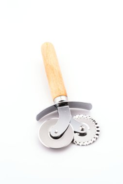 Beyaz arka plan üzerinde izole pizza kesici