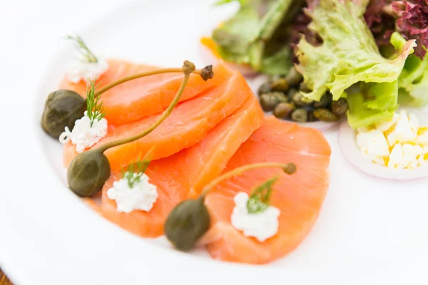 Räucherlachs-Salat — Stockfoto