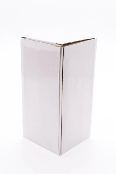 Коробка изолирована на белом — стоковое фото
