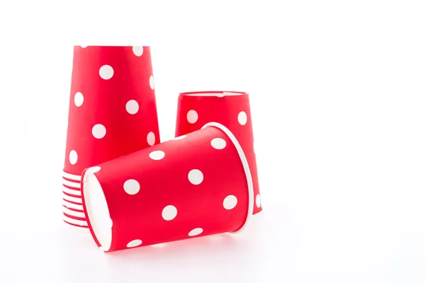 Copo de papel vermelho polka dot isolado no fundo branco — Fotografia de Stock