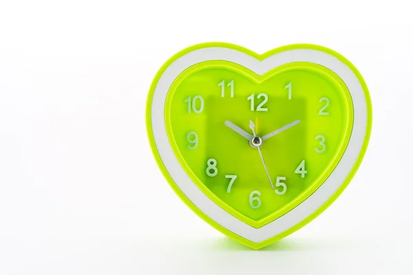 Herz grüne Uhr isoliert auf weißem Hintergrund — Stockfoto