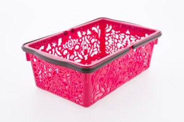 Beyaz arka plan üzerinde izole plastik alışveriş sepeti
