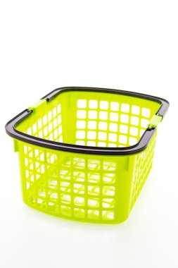 Beyaz arka plan üzerinde izole plastik alışveriş sepeti