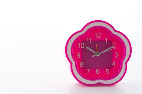 Reloj despertador rosa aislado sobre fondo blanco —  Fotos de Stock