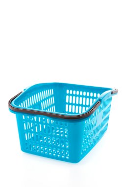 Beyaz arka plan üzerinde izole plastik alışveriş sepeti