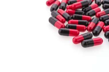 Beyaz arka plan üzerinde izole tablet hap