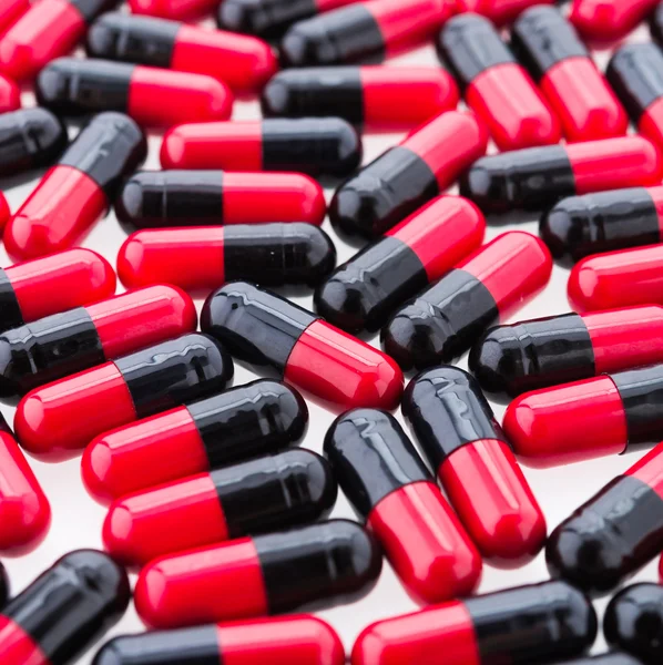 Tablet pilulky izolovaných na bílém pozadí — Stock fotografie
