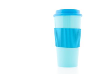 Mavi plastik kahve fincanı beyaz arkaplanda izole edilmiş.