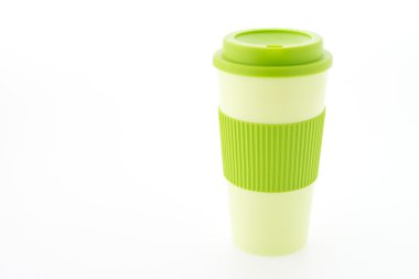 Yeşil plastik kahve kupa beyaz arka plan üzerinde izole