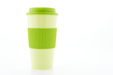 Yeşil plastik kahve kupa beyaz arka plan üzerinde izole