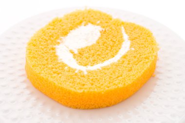 Варення рулон торт ізольовані на білому тлі