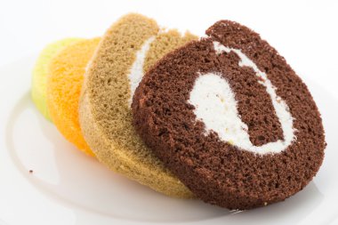 Варення рулон торт ізольовані на білому тлі