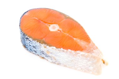 Somon eti beyaz zemin üzerine izole