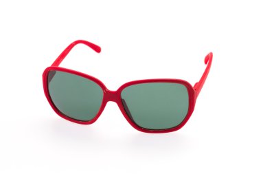 Güneş gözlüğü beyaza izole edilmiş