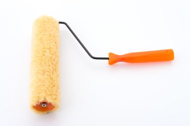 Beyaz arka plan üzerinde izole rulo fırça boya