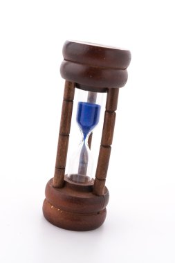 Beyaz arka plan üzerinde izole kum saati kum saati