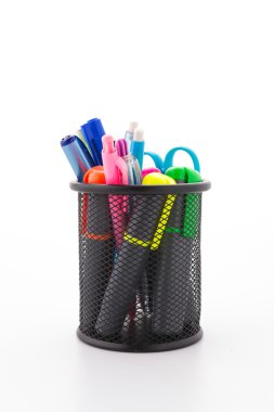 Beyaz arka plan üzerinde izole okul aracı kova