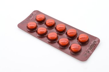 İlaçlar beyaz arkaplanda izole edildi