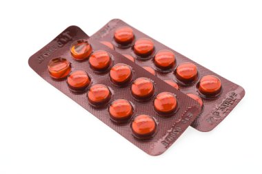 İlaçlar beyaz arkaplanda izole edildi