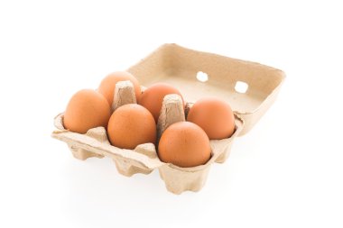 Beyaz arkaplanda izole yumurtalar