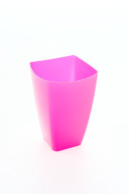 kleurrijke kunststofglas geïsoleerd op witte achtergrond