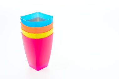kleurrijke kunststofglas geïsoleerd op witte achtergrond