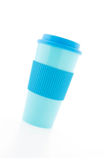 Caneca de café de plástico azul isolada no fundo branco — Fotografia de Stock