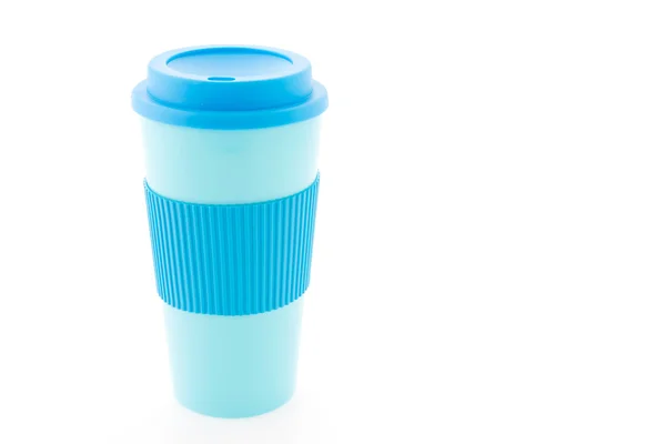 Modrý plastový hrnek na kávu izolované na bílém pozadí — Stock fotografie