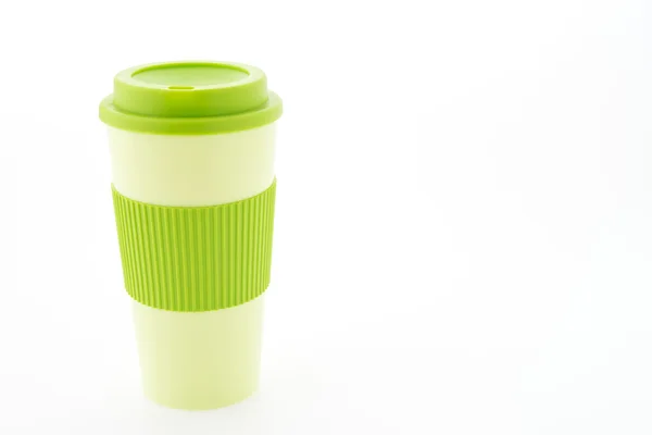 Vihreä muovi kahvimuki eristetty valkoisella pohjalla — kuvapankkivalokuva