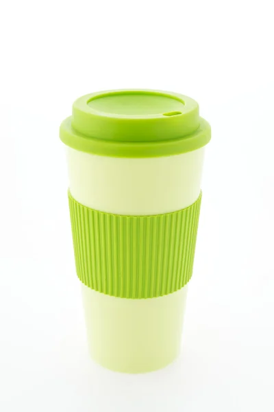 Zielony kubek kawy z tworzyw sztucznych na białym tle — Zdjęcie stockowe
