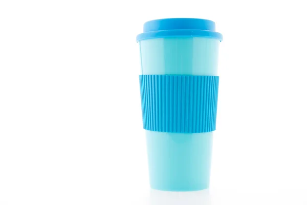 Caneca de café de plástico azul isolada no fundo branco — Fotografia de Stock