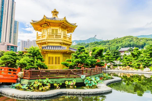 Gold Chinese pavilion at the park of Hong Kong — Stock Photo, Image