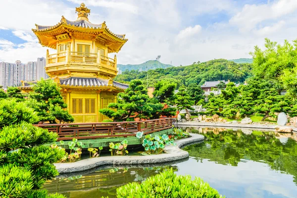 Gold Chinese pavilion at the park of Hong Kong — Stock Photo, Image