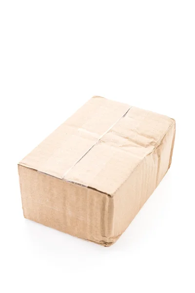 白い背景で隔離された茶色のボックス — ストック写真