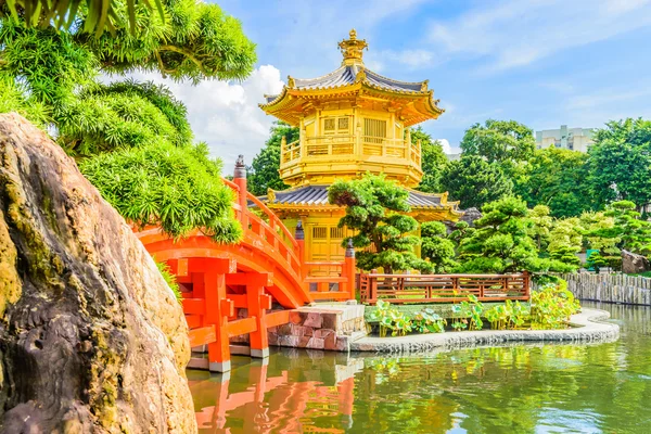 Padiglione cinese d'oro al parco di Hong Kong — Foto Stock