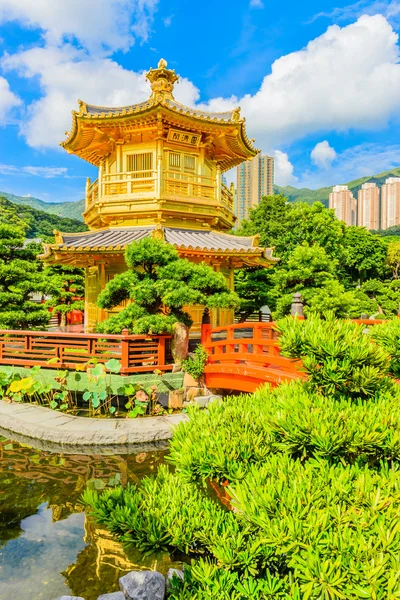 Pavillon chinois doré au parc de Hong Kong — Photo