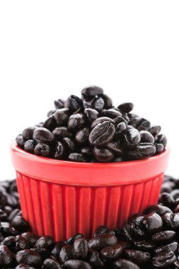 Beyaz arka planda izole kahve çekirdekleri