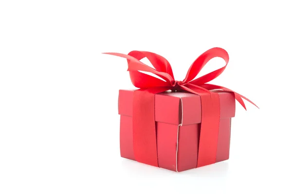 Rode geschenkdoos geïsoleerd op witte achtergrond — Stockfoto
